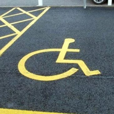 Parcheggi e disabilità: gratis sulle strisce blu, se i posti riservati non ci sono