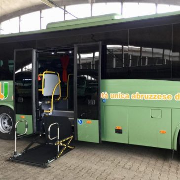 Bus da 50 a 12 posti e obbligo protezioni per i passeggeri. Contrassegnati i sedili che devono essere lasciati liberi