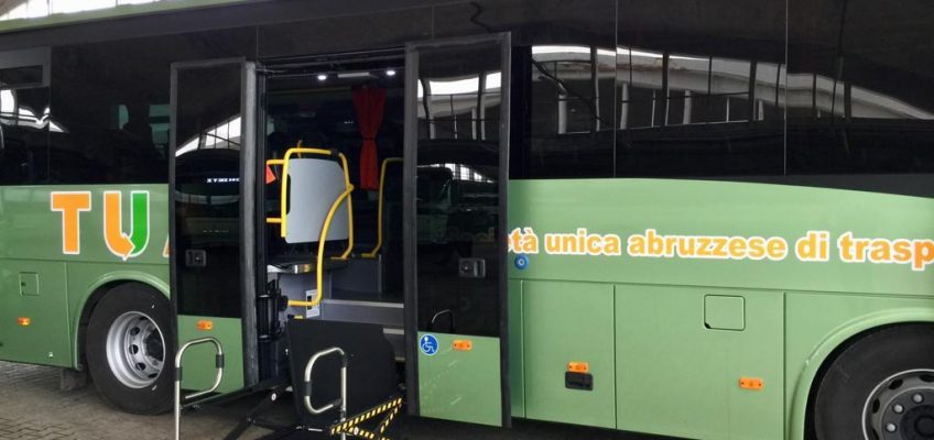 Bus da 50 a 12 posti e obbligo protezioni per i passeggeri. Contrassegnati i sedili che devono essere lasciati liberi