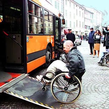 Disabili, bus a chiamata e posti per gli accompagnatori