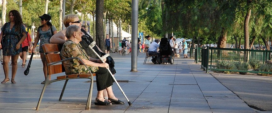 Consigli e servizi attivi in Italia per affrontare le ondate di caldo con anziani e disabili