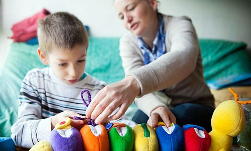 Bambini autistici, Sentenza rivoluzionaria: dovranno essere affiancati dai prof. di sostegno per l’intero orario scolastico