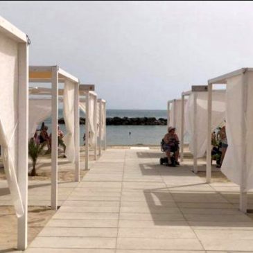 Spiaggia senza barriere e ombrelloni gratis: ecco il mare per i disabili