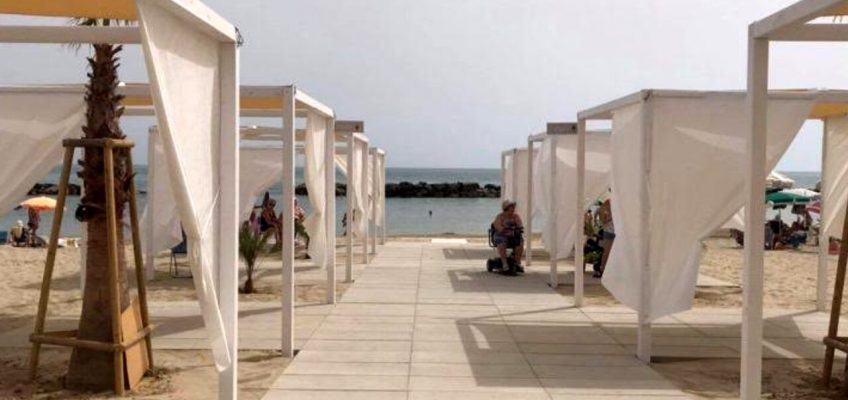 Spiaggia senza barriere e ombrelloni gratis: ecco il mare per i disabili