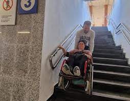 Ascensore rotto a Montesilvano, Irene Prosperi costretta a scendere e salire le scale con l’aiuto di un volontario
