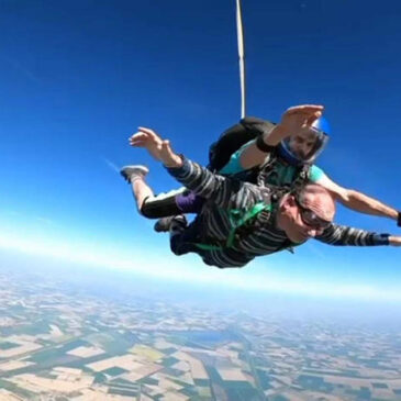 Gianfranco Ciavattella non usa le gambe, ma vola: si è lanciato con il paracadute con un aiutante