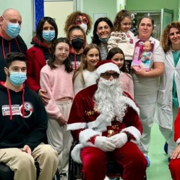 Babbo Natale in carrozzina porta i doni ai bimbi dell’ospedale