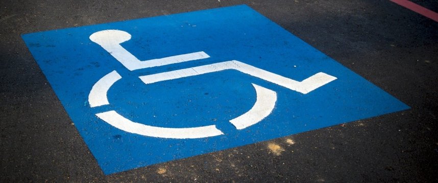 Nuovi importi multe per chi parcheggia nel posto per disabili: ecco quanto si paga